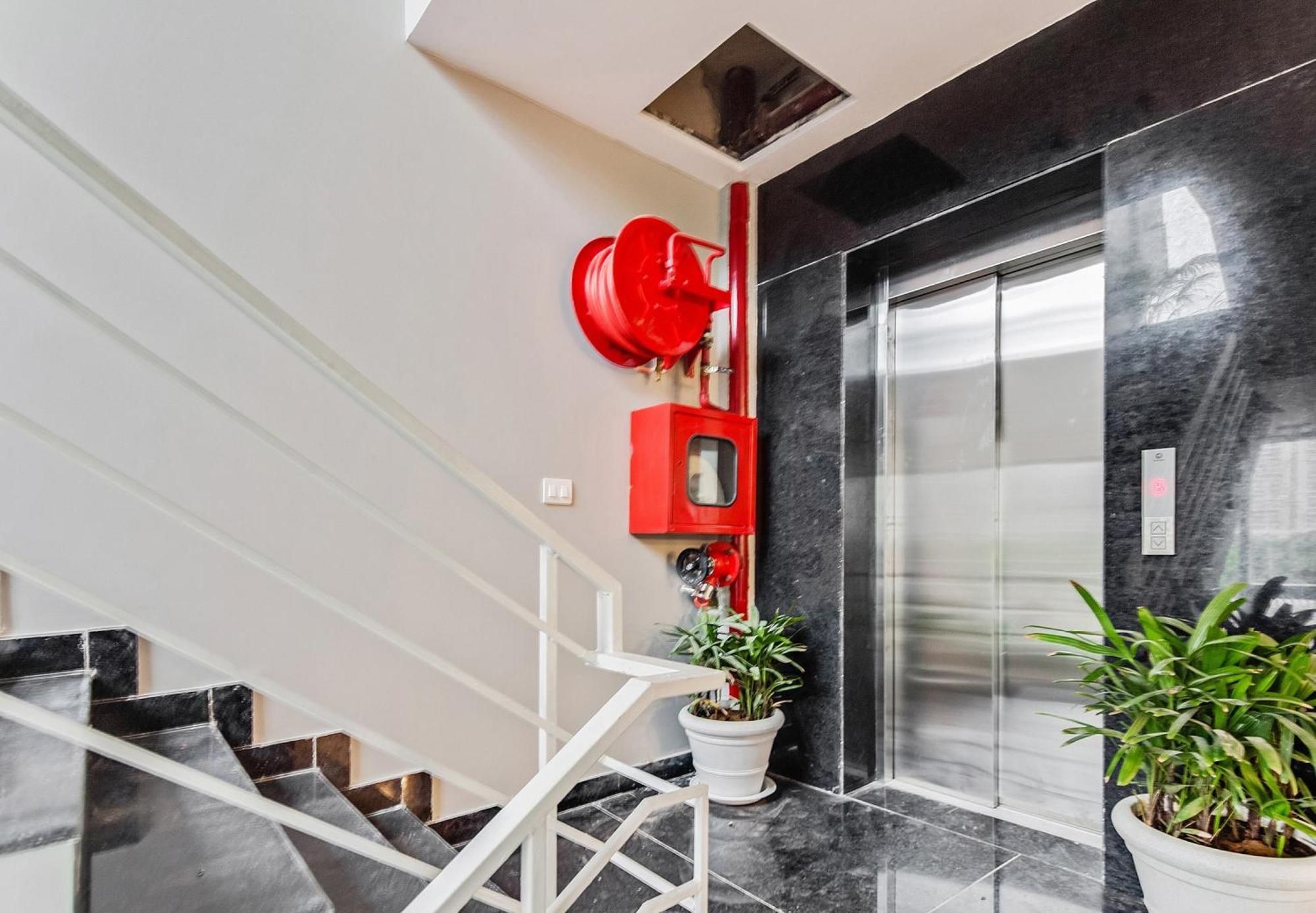 Townhouse Sector 49 Near Logix City Centre Нойда Экстерьер фото