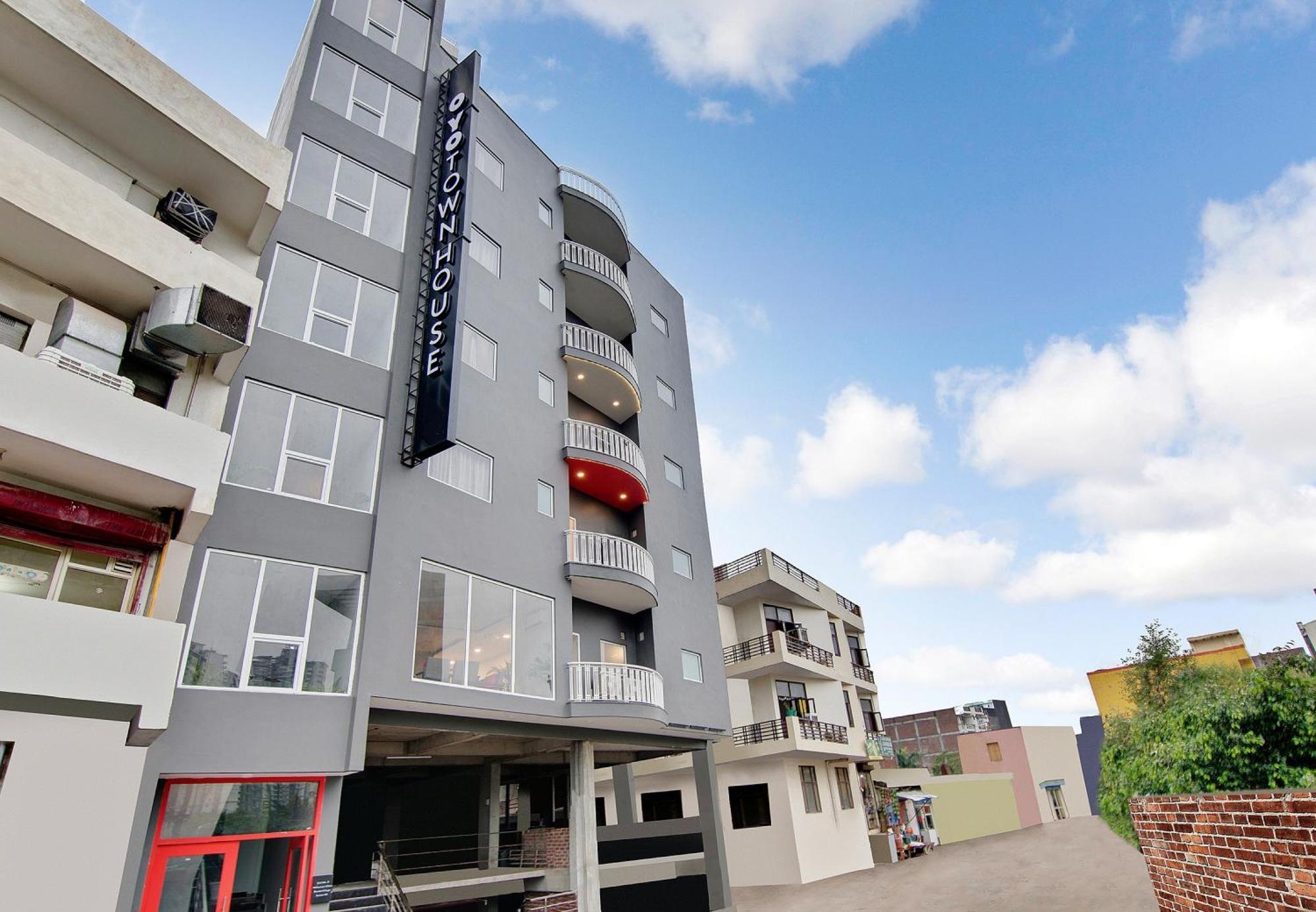 Townhouse Sector 49 Near Logix City Centre Нойда Экстерьер фото