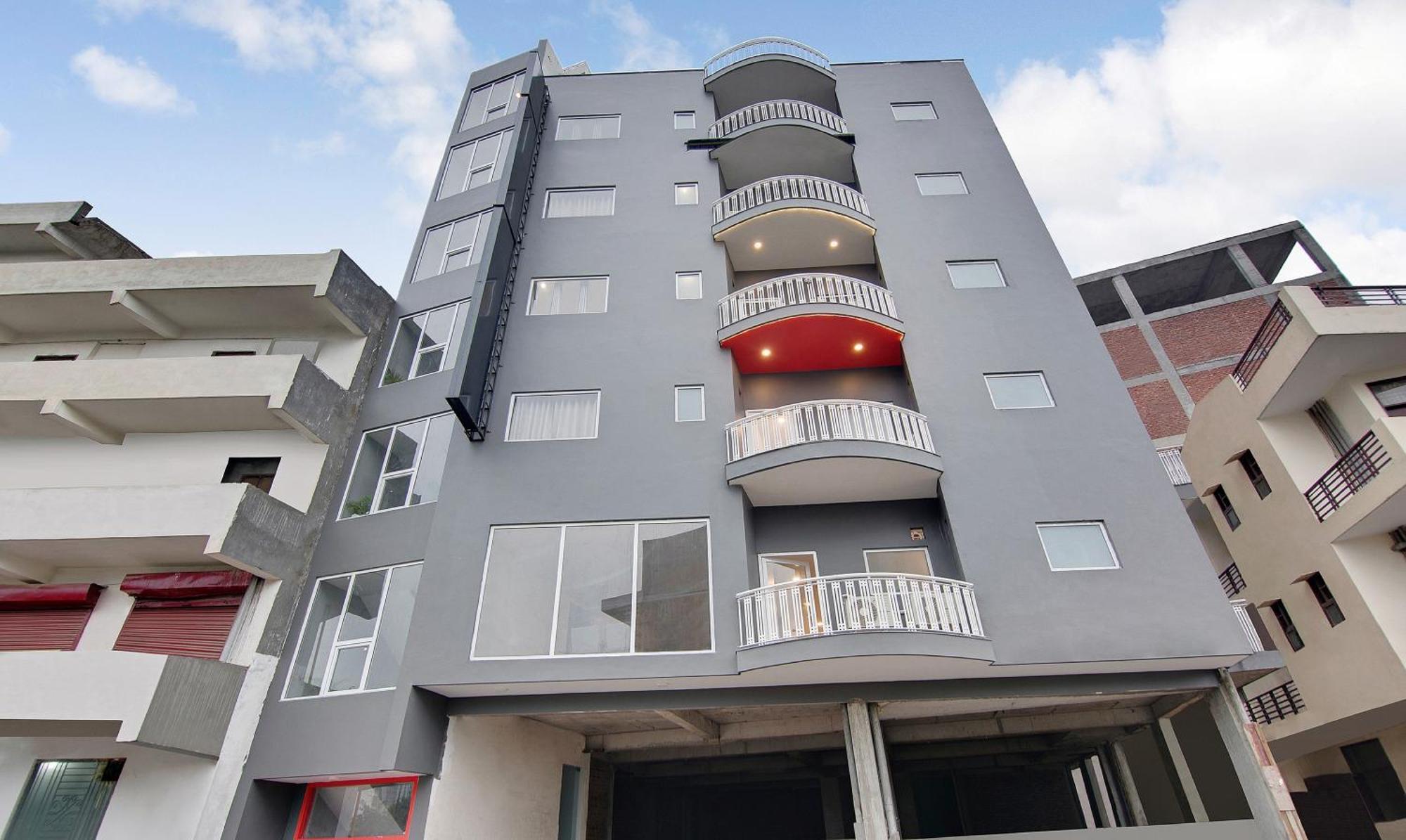 Townhouse Sector 49 Near Logix City Centre Нойда Экстерьер фото
