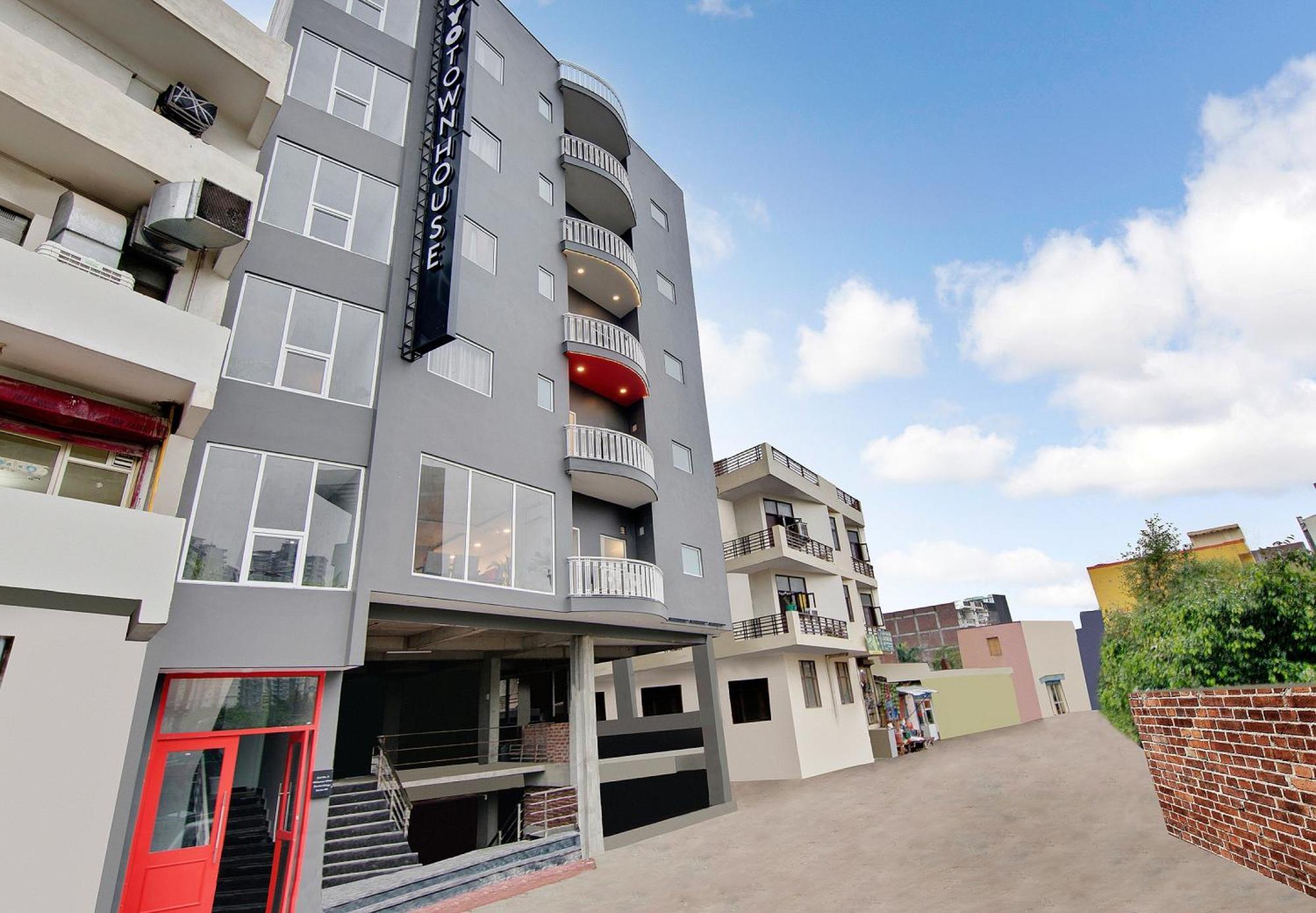 Townhouse Sector 49 Near Logix City Centre Нойда Экстерьер фото